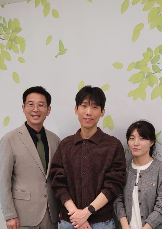 백 윤.jpg